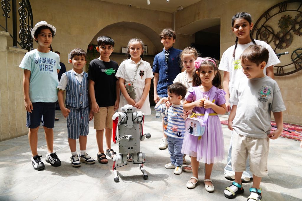 group-of-children-with-humanoid-robot-indoors-32998852 edtech